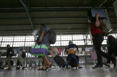 Penumpang kereta api Sawunggalih dari Kutoarjo tiba di Stasiun Pasar Senen, Jakarta, Senin (3/1/2022).