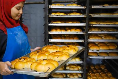 Pekerja sedang menyelesaikan pembuatan roti di kawasan Jakarta Barat, Senin (3/1/2022).