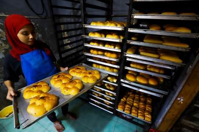 Pekerja sedang menyelesaikan pembuatan roti di kawasan Jakarta Barat, Senin (3/1/2022).