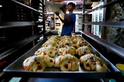 Pekerja sedang menyelesaikan pembuatan roti di kawasan Jakarta Barat, Senin (3/1/2022).