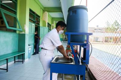 Suasana pembelajaran tatap muka 100 persen hari pertama dengan menerapkan protokol kesehatan ketat di SMAN 113, Lubang Buaya, Jakarta Timur.