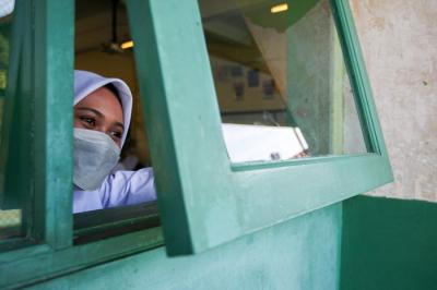 Suasana pembelajaran tatap muka 100 persen hari pertama dengan menerapkan protokol kesehatan ketat di SMAN 113, Lubang Buaya, Jakarta Timur.