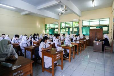 Suasana pembelajaran tatap muka 100 persen hari pertama dengan menerapkan protokol kesehatan ketat di SMAN 113, Lubang Buaya, Jakarta Timur.