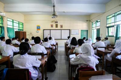 Suasana pembelajaran tatap muka 100 persen hari pertama dengan menerapkan protokol kesehatan ketat di SMAN 113, Lubang Buaya, Jakarta Timur.