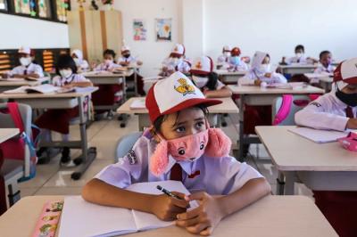 Sejumlah siswa-siswi mengikuti Pembelajaran Tatap Muka (PTM) di Sekolah Dasar Negeri (SDN) Pondok Labu 01, Jakarta Selatan, Senin (3/1/2022).