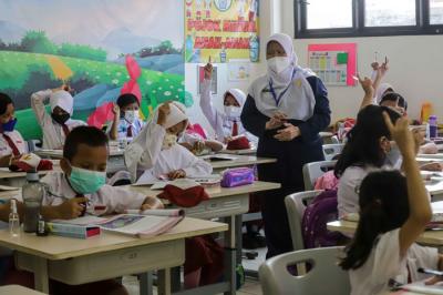 Sejumlah siswa-siswi mengikuti Pembelajaran Tatap Muka (PTM) di Sekolah Dasar Negeri (SDN) Pondok Labu 01, Jakarta Selatan, Senin (3/1/2022).