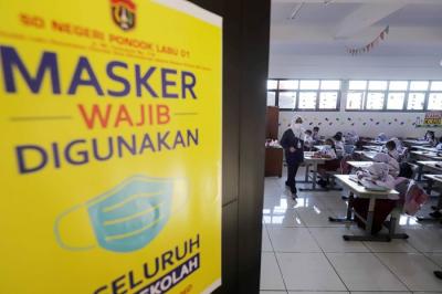 Sejumlah siswa-siswi mengikuti Pembelajaran Tatap Muka (PTM) di Sekolah Dasar Negeri (SDN) Pondok Labu 01, Jakarta Selatan, Senin (3/1/2022).