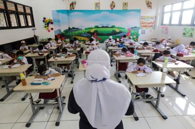 Sejumlah siswa-siswi mengikuti Pembelajaran Tatap Muka (PTM) di Sekolah Dasar Negeri (SDN) Pondok Labu 01, Jakarta Selatan, Senin (3/1/2022).