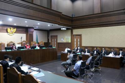 Terdakwa mantan Wakil ketua DPR RI Azis Syamsuddin menjalani sidang di Pengadilan Tipikor, Jakarta, Senin (3/1/2022).