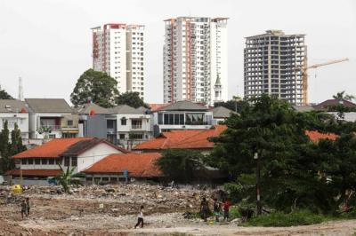 Pekerja menggunakan eskavator di lokasi pembangunan Waduk Lebak Bulus, Jakarta Selatan, Senin (3/1/2022).