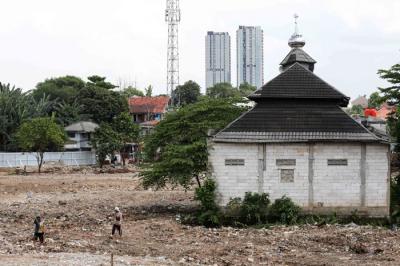 Pekerja menggunakan eskavator di lokasi pembangunan Waduk Lebak Bulus, Jakarta Selatan, Senin (3/1/2022).