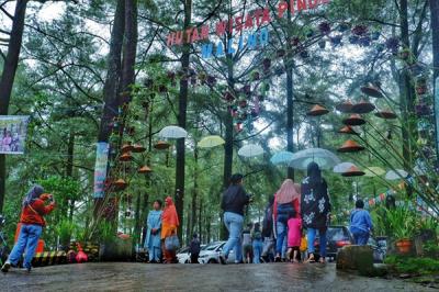 Suasana pengunjung di kawasan wisata Pohon Pinus, Malino, Kabupaten Gowa, Minfgu (2/1/2022).