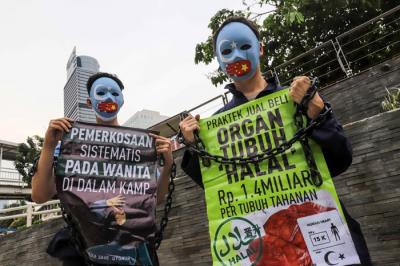 Sejumlah massa mengenakan kostum saat melakukan aksi di Taman Dukuh Atas, Jakarta Pusat, Selasa (4/1/2022).