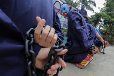 Sejumlah massa mengenakan kostum saat melakukan aksi di Taman Dukuh Atas, Jakarta Pusat, Selasa (4/1/2022).
