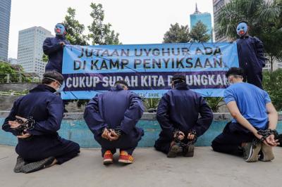 Sejumlah massa mengenakan kostum saat melakukan aksi di Taman Dukuh Atas, Jakarta Pusat, Selasa (4/1/2022).