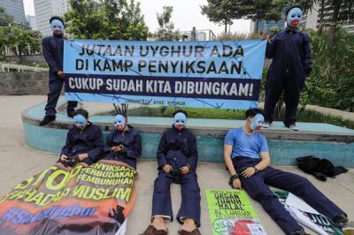 Sejumlah massa mengenakan kostum saat melakukan aksi di Taman Dukuh Atas, Jakarta Pusat, Selasa (4/1/2022).