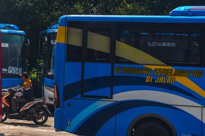 Bus Rapid Transit (BRT) Transmusi warna Biru yang dikelola PT Sarana Pembangunan Palembang Jaya (SP2J) stop beroperasional, sementara.