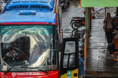 Bus Rapid Transit (BRT) Transmusi warna Biru yang dikelola PT Sarana Pembangunan Palembang Jaya (SP2J) stop beroperasional, sementara.