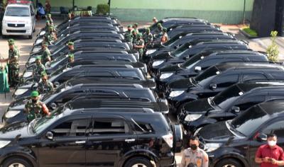 Wali Kota Semarang Hendrar Prihadi secara simbolis menyerahkan bantuan mobil kepada Dandim 0733 Kota Semarang Kol Inf Yudhi Diliyanto di Makodim, Semarang.