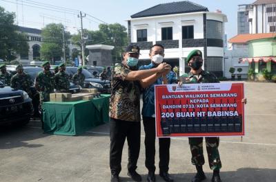Wali Kota Semarang Hendrar Prihadi secara simbolis menyerahkan bantuan mobil kepada Dandim 0733 Kota Semarang Kol Inf Yudhi Diliyanto di Makodim, Semarang.
