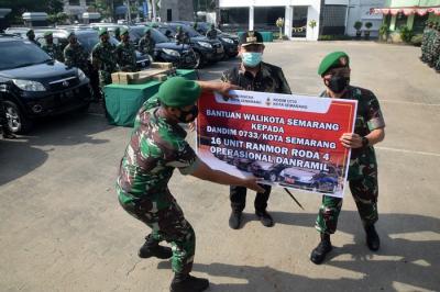 Wali Kota Semarang Hendrar Prihadi secara simbolis menyerahkan bantuan mobil kepada Dandim 0733 Kota Semarang Kol Inf Yudhi Diliyanto di Makodim, Semarang.
