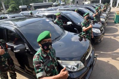 Wali Kota Semarang Hendrar Prihadi secara simbolis menyerahkan bantuan mobil kepada Dandim 0733 Kota Semarang Kol Inf Yudhi Diliyanto di Makodim, Semarang.