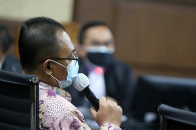 Terdakwa Direktur Pemeriksaan dan Penagihan pada Direktorat Jenderal Pajak (2016-2019) Angin Prayitno Aji dan Dadan Ramdhani menjalani sidang lanjutan.