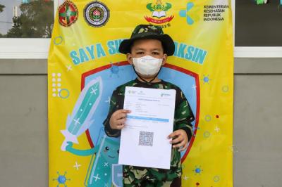Tenaga kesehatan menyuntikkan vaksin Covid-19 kepada anak saat vaksinasi khusus untuk TK/Paud/Raudhotul Athfal (RA) di TK Kartika X-16, Mampang Prapatan.