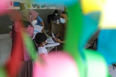Tenaga kesehatan menyuntikkan vaksin Covid-19 kepada anak saat vaksinasi khusus untuk TK/Paud/Raudhotul Athfal (RA) di TK Kartika X-16, Mampang Prapatan.