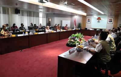Kepala BNPB Letnan Jenderal TNI Suharyanto melakukan kunjungan kerja ke Komisi Pemberantasan Korupsi (KPK) di Jakarta, pada Rabu (5/1).