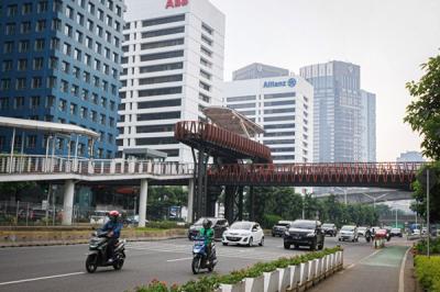 Pekerja menyelesaikan proyek jembatan penyebrangan orang (JPO) Pinisi di kawasan Sudirman, Jakarta, Rabu (5/1/2022).