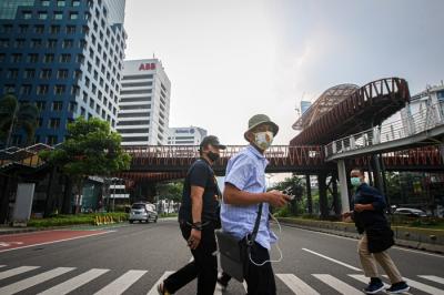 Pekerja menyelesaikan proyek jembatan penyebrangan orang (JPO) Pinisi di kawasan Sudirman, Jakarta, Rabu (5/1/2022).
