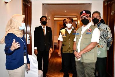Kepala BNPB Letnan Jenderal Suharyanto melakukan inspeksi mendadak ke tiga tempat yang berfungsi sebagai tempat karantina pelaku perjalanan luar negeri.