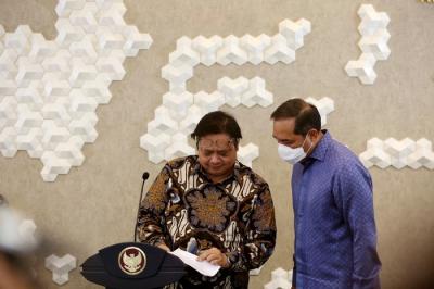Keterangan pers terkait kebijakan pemerintah tentang harga minyak goreng di Jakarta, Rabu (5/1/2022).