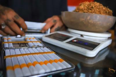 Penjual tembakau linting sendiri Kamarasa melayani pembeli yang kini diminati masyarakat didaerah tangerang Selatan, Rabu (5/1/2021).
