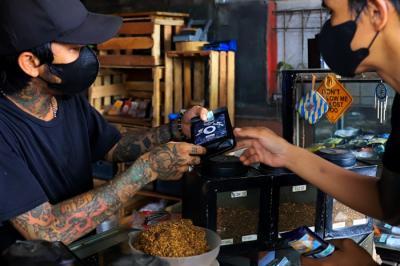 Penjual tembakau linting sendiri Kamarasa melayani pembeli yang kini diminati masyarakat didaerah tangerang Selatan, Rabu (5/1/2021).
