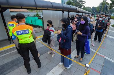 Calon penumpang antre saat memasuki Stasiun Tanah Abang, Jakarta Pusat, Rabu (5/1/2022).