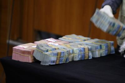 Penyidik KPK menunjukkan sejumlah barang bukti uang hasil Operasi Tangkap Tangan (OTT) Wali Kota Bekasi Jawa Barat, di Gedung Merah Putih KPK, Jakarta.