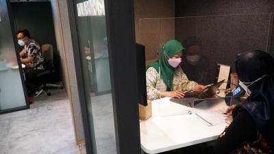 Manulife Indonesia dan IPB menandatangani kerjasama terkait penyaluran wakaf secara mandiri maupun donasi dari manfaat polis asuransi jiwa syariah.