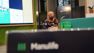 Manulife Indonesia dan IPB menandatangani kerjasama terkait penyaluran wakaf secara mandiri maupun donasi dari manfaat polis asuransi jiwa syariah.