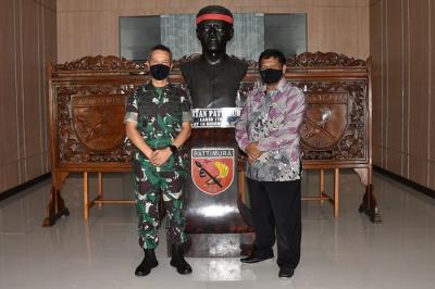 Pangdam XVI/ Pattimura Mayjen TNI Richard Tampubolon menerima audiensi dari para tokoh agama Maluku di Lobby Makodam, Kamis (6/1/2022).