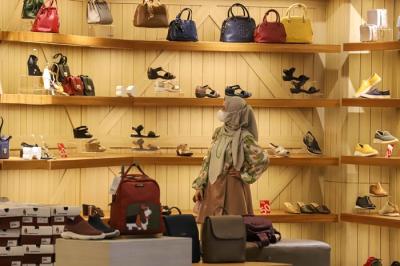 Pengunjung berjalan di depan toko di FX Sudirman, Jakarta Pusat, Kamis (6/1/2022).