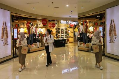 Pengunjung berjalan di depan toko di FX Sudirman, Jakarta Pusat, Kamis (6/1/2022).