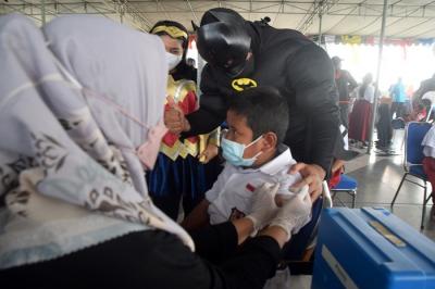 Ribuan pelajar antusias mengikuti kegiatan vaksinasi anak usia 6 sampai 11 tahun yang digelar TNI AL-Koarmada II di KRI Surabaya-591.
