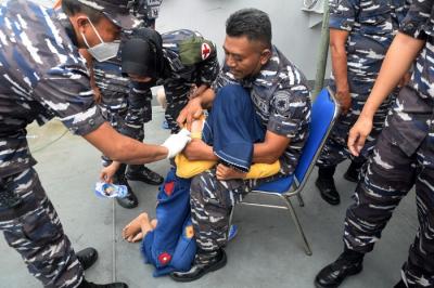 Ribuan pelajar antusias mengikuti kegiatan vaksinasi anak usia 6 sampai 11 tahun yang digelar TNI AL-Koarmada II di KRI Surabaya-591.