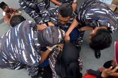 Ribuan pelajar antusias mengikuti kegiatan vaksinasi anak usia 6 sampai 11 tahun yang digelar TNI AL-Koarmada II di KRI Surabaya-591.