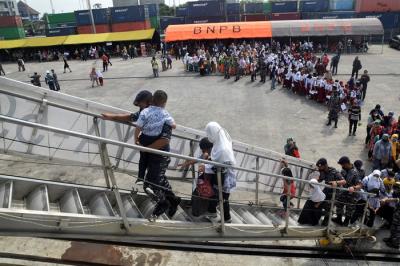 Ribuan pelajar antusias mengikuti kegiatan vaksinasi anak usia 6 sampai 11 tahun yang digelar TNI AL-Koarmada II di KRI Surabaya-591.