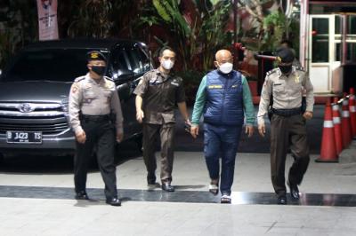 Wali Kota Bekasi Rahmat Effendi dikawal petugas KPK dan petugas kepolisian saat tiba di Gedung Merah Putih, Jakarta, Rabu (5/1/2022).