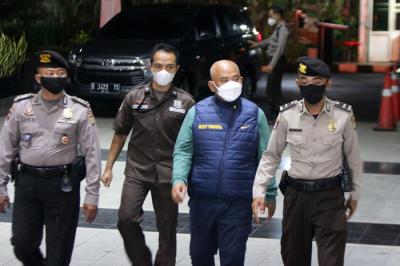 Wali Kota Bekasi Rahmat Effendi dikawal petugas KPK dan petugas kepolisian saat tiba di Gedung Merah Putih, Jakarta, Rabu (5/1/2022).