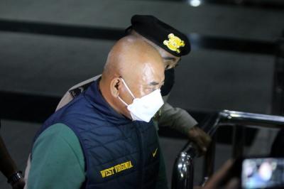 Wali Kota Bekasi Rahmat Effendi dikawal petugas KPK dan petugas kepolisian saat tiba di Gedung Merah Putih, Jakarta, Rabu (5/1/2022).
